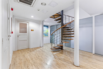 vstupní hala 5NP - Prodej nájemního domu 214 m², Praha 5 - Smíchov