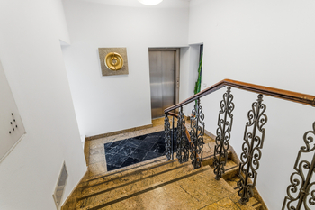 výtah - Prodej nájemního domu 214 m², Praha 5 - Smíchov