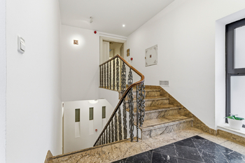 schody do 5NP - Prodej nájemního domu 214 m², Praha 5 - Smíchov