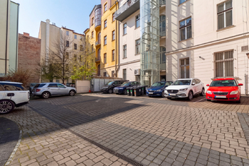 parkování ve dvoře - Prodej nájemního domu 214 m², Praha 5 - Smíchov