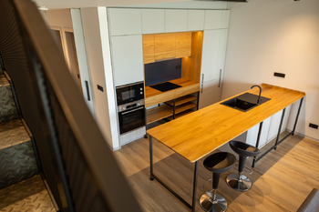 Kuchyň pohled ze schodů - Prodej bytu 4+kk v osobním vlastnictví 115 m², Praha 9 - Vysočany