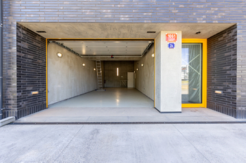 Garáž a vchod do domu - Prodej bytu 4+kk v osobním vlastnictví 115 m², Praha 9 - Vysočany