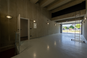 Pohled garáž, úložný prostor, sklep - Prodej bytu 4+kk v osobním vlastnictví 115 m², Praha 9 - Vysočany