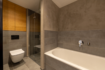 Koupelna s vanou, sprchovým koutem a wc v patře - Prodej bytu 4+kk v osobním vlastnictví 115 m², Praha 9 - Vysočany