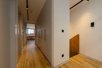Chodba v patře - Prodej bytu 4+kk v osobním vlastnictví 115 m², Praha 9 - Vysočany