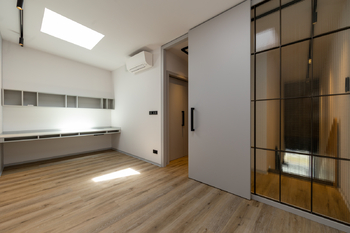Pracovna v patře - Prodej bytu 4+kk v osobním vlastnictví 115 m², Praha 9 - Vysočany