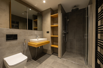 Koupelna se sprchovým koutem a wc přížemí - Prodej bytu 4+kk v osobním vlastnictví 115 m², Praha 9 - Vysočany