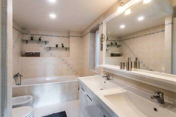 Koupelna I. - Pronájem bytu 2+kk v osobním vlastnictví 67 m², Praha 2 - Vinohrady