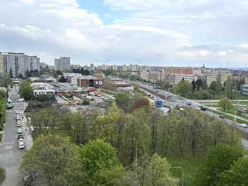 Výhled z okna - Pronájem bytu 1+kk v osobním vlastnictví 26 m², Praha 8 - Kobylisy