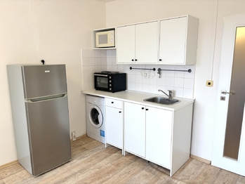Kuchyňský kout - Pronájem bytu 1+kk v osobním vlastnictví 26 m², Praha 8 - Kobylisy