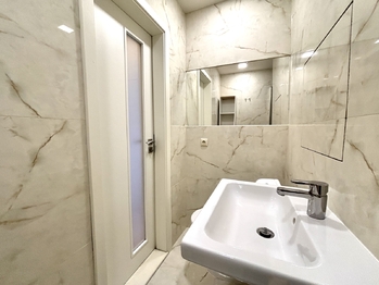 Koupelna s toaletou - Pronájem bytu 1+kk v osobním vlastnictví 26 m², Praha 8 - Kobylisy