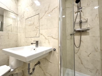 Koupelna s toaletou - Pronájem bytu 1+kk v osobním vlastnictví 26 m², Praha 8 - Kobylisy