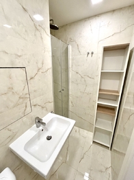 Koupelna s toaletou - Pronájem bytu 1+kk v osobním vlastnictví 26 m², Praha 8 - Kobylisy
