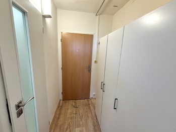 Chodba s úložným prostorem - Pronájem bytu 1+kk v osobním vlastnictví 26 m², Praha 8 - Kobylisy