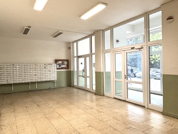 Interiér domu - Pronájem bytu 1+kk v osobním vlastnictví 26 m², Praha 8 - Kobylisy