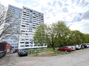 Pohled na dům - Pronájem bytu 1+kk v osobním vlastnictví 26 m², Praha 8 - Kobylisy