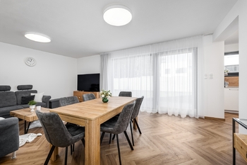 Obytná místnost s jídelnou - Prodej domu 143 m², Srubec