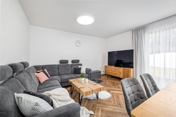 Obytná místnost s jídelnou - Prodej domu 143 m², Srubec