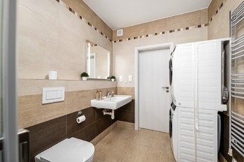 Koupelna 2. NP - Prodej domu 143 m², Srubec