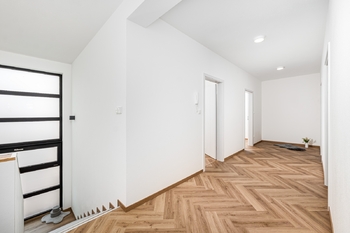 Chodba 2. NP - Prodej domu 143 m², Srubec