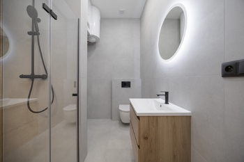 Koupelna s WC - Pronájem bytu 2+kk v osobním vlastnictví 46 m², Praha 4 - Nusle