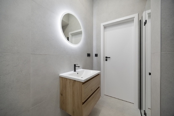 Koupelna s WC - Pronájem bytu 2+kk v osobním vlastnictví 46 m², Praha 4 - Nusle