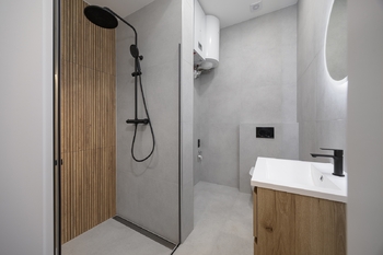 Koupelna s WC - Pronájem bytu 2+kk v osobním vlastnictví 46 m², Praha 4 - Nusle