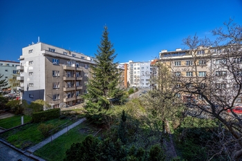 Výhled z okna do vnitrobloku - Pronájem bytu 2+kk v osobním vlastnictví 46 m², Praha 4 - Nusle