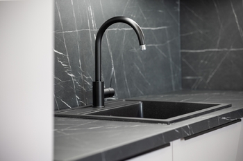 Kuchyňská linka detail - Pronájem bytu 2+kk v osobním vlastnictví 46 m², Praha 4 - Nusle