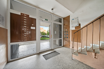Vstup dveře do domu - Prodej bytu 1+1 v osobním vlastnictví 33 m², Kroměříž