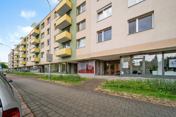 Venkovní pohled na budovu - Prodej bytu 1+1 v osobním vlastnictví 33 m², Kroměříž