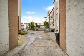 Dvůr - parkování - Prodej bytu 1+1 v osobním vlastnictví 33 m², Kroměříž