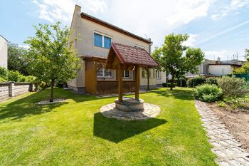 Pohled na dům a studnu ze zahrady - Prodej domu 242 m², Kroměříž