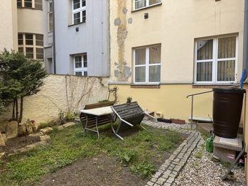 posezení s lavičkami ve vnitrobloku - Prodej bytu 3+kk v osobním vlastnictví 96 m², Praha 4 - Nusle