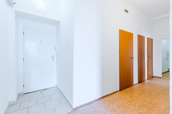 vstupní dveře a zádveří - Prodej bytu 3+kk v osobním vlastnictví 96 m², Praha 4 - Nusle