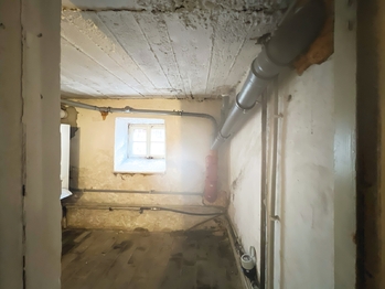 nové rozvody odpadů a vytápění ve sklepení - Prodej domu 120 m², Kladno