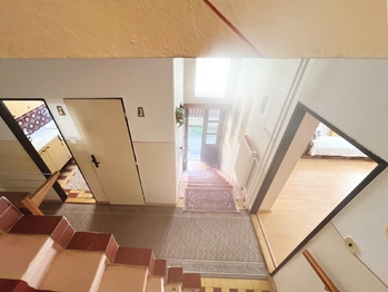 Prostorná a slunná chodba - Prodej domu 120 m², Kladno