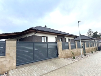 okolní zástavba - Pronájem pozemku 1125 m², Mukařov