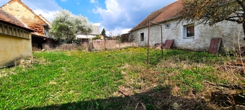 zatravněný dvůr - Prodej domu 188 m², Dešná