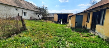 zatravněný dvůr se studnou - Prodej domu 188 m², Dešná