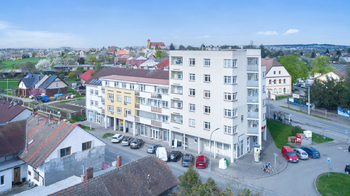 Pohled na dům - Prodej bytu 2+kk v osobním vlastnictví 51 m², Hradec Králové 