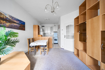 Obývací pokoj s kuchyní - Prodej bytu 2+kk v osobním vlastnictví 51 m², Hradec Králové