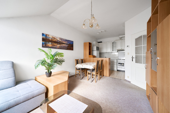 Obývací pokoj s kuchyní - Prodej bytu 2+kk v osobním vlastnictví 51 m², Hradec Králové