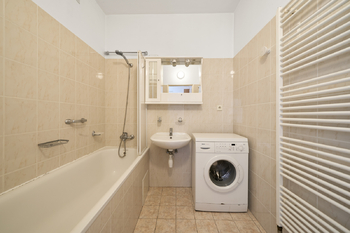 Koupelna - Prodej bytu 2+kk v osobním vlastnictví 51 m², Hradec Králové