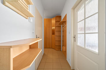 Vstupní chodba - Prodej bytu 2+kk v osobním vlastnictví 51 m², Hradec Králové