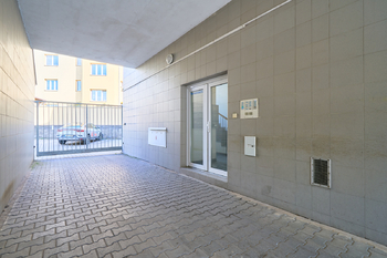 Vstupní vchod - Prodej bytu 2+kk v osobním vlastnictví 51 m², Hradec Králové