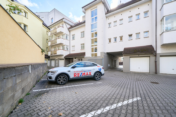 Vnitroblok - Prodej bytu 2+kk v osobním vlastnictví 51 m², Hradec Králové