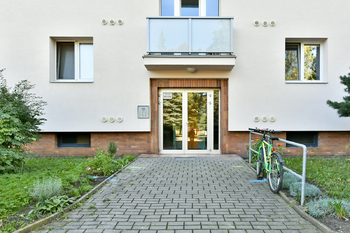 vchod do domu - Pronájem bytu 3+1 v osobním vlastnictví 67 m², Hradec Králové