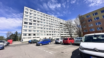 Pohled na dům z parkoviště - Prodej bytu 2+kk v osobním vlastnictví 40 m², Kladno