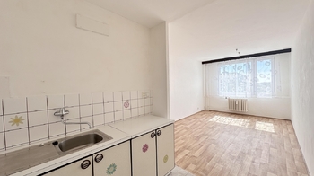 obývací pokoj s kuchyňským koutem - Prodej bytu 2+kk v osobním vlastnictví 40 m², Kladno 